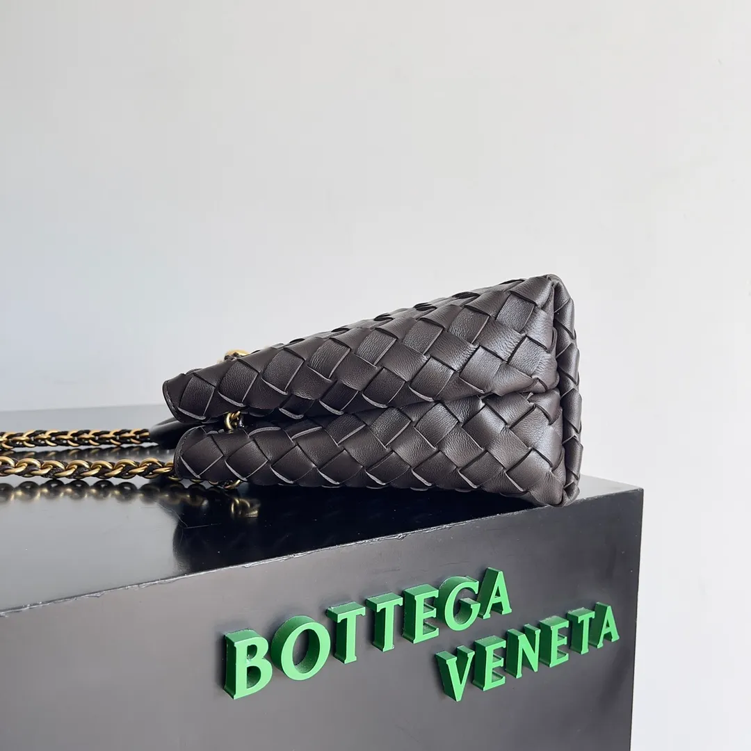 Batch 1960 BOTTEGA VENETA 2024 spring and summer new small ANDIAMO chain bag is also available! 🔥🔥I believe many friends have been waiting for a long time. The metallic chain adds a touch of sophistication to the original softness and elegance of Andiamo. The collision of classic craftsmanship and elegance creates a different kind of beauty. Style number: 786008 Size: 25*22*10.5cm